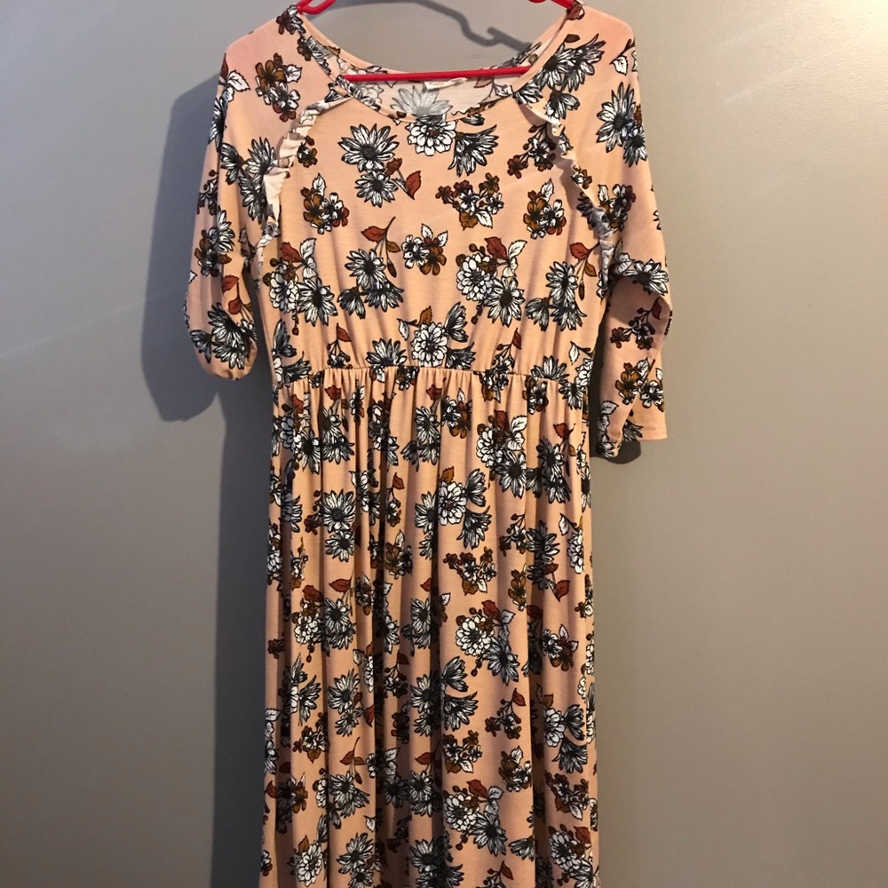 Tan floral dress. FLAMINGO URBANA.